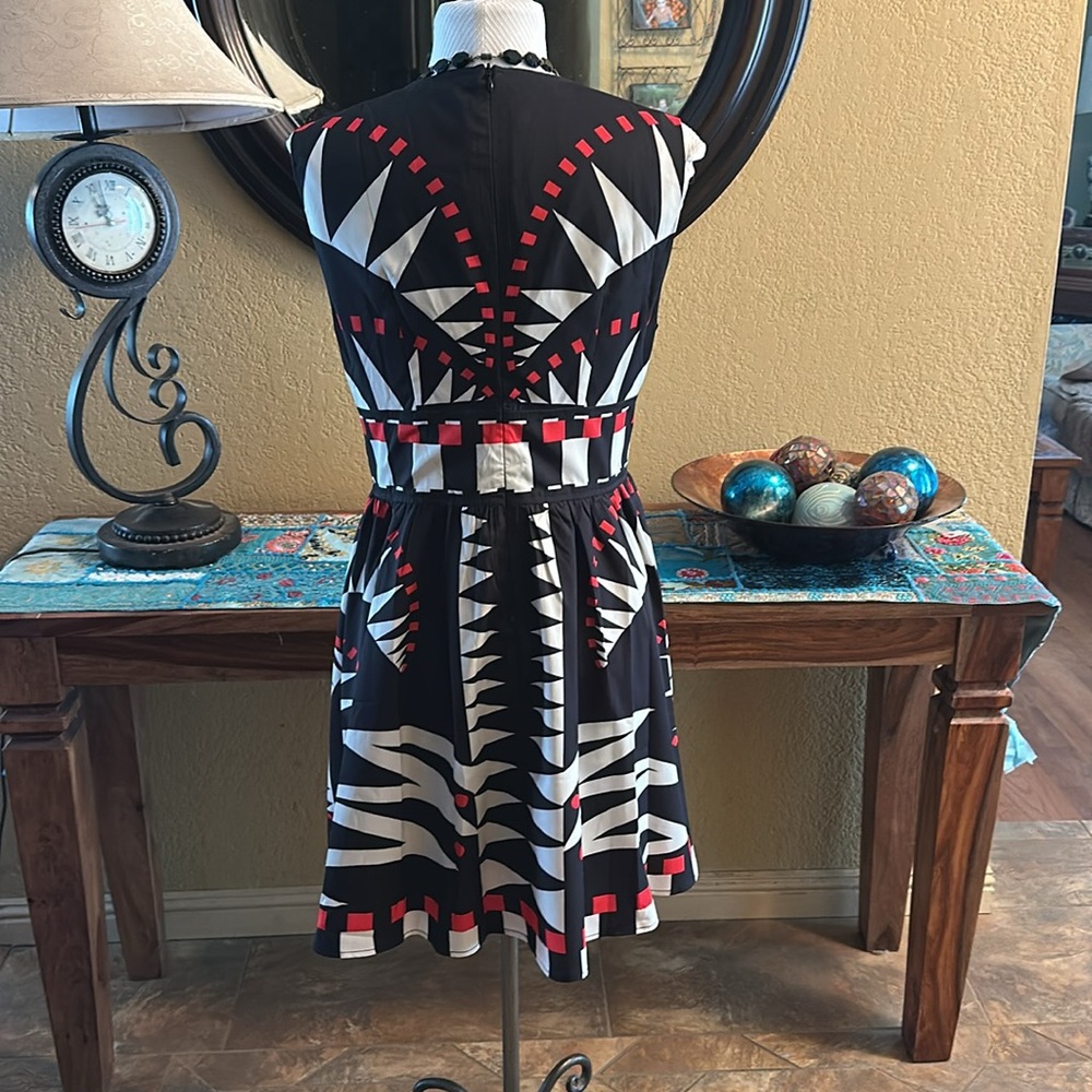Stylish Black and Red Geometric Dress - Picture 8 of 9